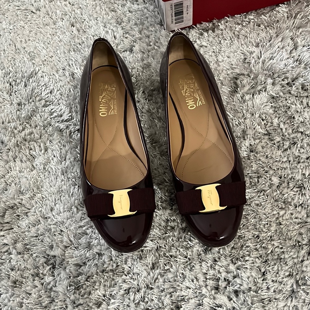 Salvatore Ferragamo/Rouge Noir Patentcalf Cart, Pelli flats..True to size
